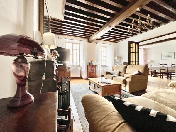 Demeure avec cachet, garage double, annexes, jardin paysager de 1459 m².