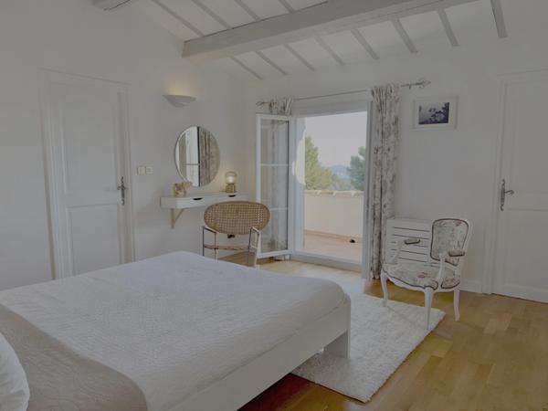 Ollioules Faveyrolles – Villa rénovée au calme absolu – 4000 m² – Aperçu mer – Proche Sanary