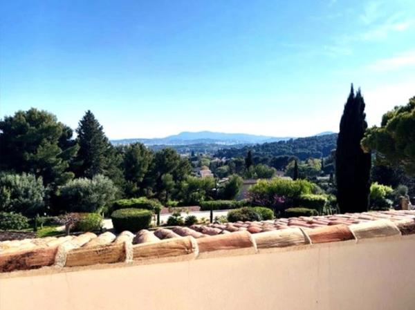 Ollioules Faveyrolles – Villa rénovée au calme absolu – 4000 m² – Aperçu mer – Proche Sanary