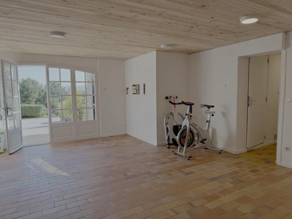 Ollioules Faveyrolles – Villa rénovée au calme absolu – 4000 m² – Aperçu mer – Proche Sanary