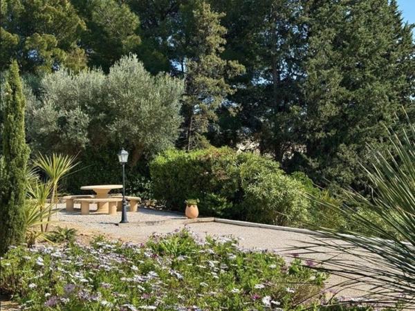 Ollioules Faveyrolles – Villa rénovée au calme absolu – 4000 m² – Aperçu mer – Proche Sanary