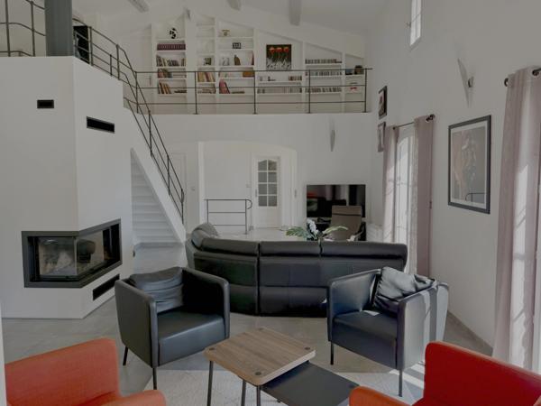 Ollioules Faveyrolles – Villa rénovée au calme absolu – 4000 m² – Aperçu mer – Proche Sanary