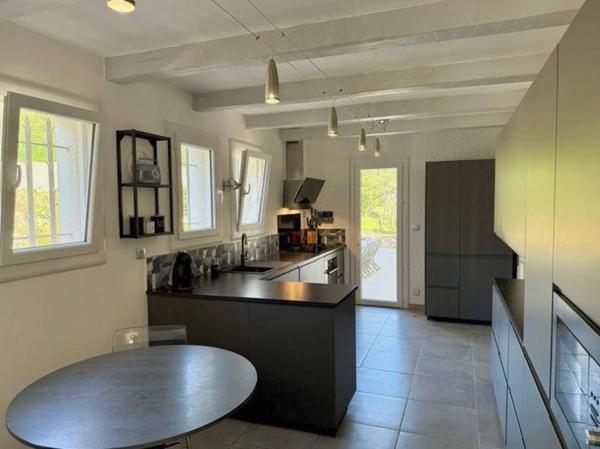 Ollioules Faveyrolles – Villa rénovée au calme absolu – 4000 m² – Aperçu mer – Proche Sanary