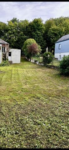 Coup de cœur assuré ! Rare en plein cœur de Chateaubriand, découvrez cette belle maison de caractère, implantée sur un magnifique terrain de 1100 m2 à deux pas de la gare, du château de Chateaubriand, des commerces, des écoles, du collège et du lycée.
✅ un bien unique qui allie qualité de vie, charme de l’ancien et excellent potentiel d’investissement.

La maison principale offre de beaux volumes avec :
 • une spacieuse pièce de vie ouverte sur une véranda lumineuse.
 • une cuisine indépendante 
 • une grande salle de bains
 • un garage 
 • des menuiseries en double vitrage
 • une toiture en ardoise 
 • un chauffage électrique.

✅ Un véritable atout : un fort potentiel locatif !!
Cette propriété offre plusieurs espaces avec des accès indépendants permettant différents projets : résidence principale avec revenus complémentaires ou investissements locatifs.
 • Appartement T2 accès indépendant actuellement loué 450 €/mois.
 • Local à usage de bureau indépendant actuellement loué 150 €/mois.

Des informations complémentaires : 
• DPE : F
• Taxe foncière : 1834 €.

✨Chateaubriand est une ville dynamique et agréable à vivre, idéalement située à proximité de grands pôles urbains : Nantes, Rennes et Laval accessibles en train en 1 heure et 1, 10 heure d’Angers.

Un prix exceptionnel pour un bien rare : 219000 €!!
✅ Cette maison représente une opportunité unique, aussi bien pour une famille à la recherche d’un cadre de vie privilégié que pour un investisseur souhaitant développer son patrimoine.

Une opportunité à découvrir rapidement !
Contactez moi pour organiser une visite.