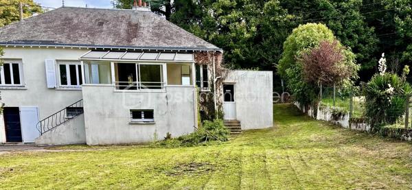 Coup de cœur assuré ! Rare en plein cœur de Chateaubriand, découvrez cette belle maison de caractère, implantée sur un magnifique terrain de 1100 m2 à deux pas de la gare, du château de Chateaubriand, des commerces, des écoles, du collège et du lycée.
✅ un bien unique qui allie qualité de vie, charme de l’ancien et excellent potentiel d’investissement.

La maison principale offre de beaux volumes avec :
 • une spacieuse pièce de vie ouverte sur une véranda lumineuse.
 • une cuisine indépendante 
 • une grande salle de bains
 • un garage 
 • des menuiseries en double vitrage
 • une toiture en ardoise 
 • un chauffage électrique.

✅ Un véritable atout : un fort potentiel locatif !!
Cette propriété offre plusieurs espaces avec des accès indépendants permettant différents projets : résidence principale avec revenus complémentaires ou investissements locatifs.
 • Appartement T2 accès indépendant actuellement loué 450 €/mois.
 • Local à usage de bureau indépendant actuellement loué 150 €/mois.

Des informations complémentaires : 
• DPE : F
• Taxe foncière : 1834 €.

✨Chateaubriand est une ville dynamique et agréable à vivre, idéalement située à proximité de grands pôles urbains : Nantes, Rennes et Laval accessibles en train en 1 heure et 1, 10 heure d’Angers.

Un prix exceptionnel pour un bien rare : 219000 €!!
✅ Cette maison représente une opportunité unique, aussi bien pour une famille à la recherche d’un cadre de vie privilégié que pour un investisseur souhaitant développer son patrimoine.

Une opportunité à découvrir rapidement !
Contactez moi pour organiser une visite.