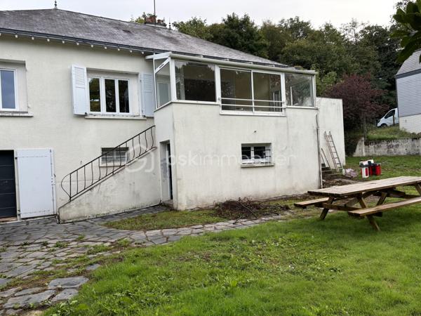 Coup de cœur assuré ! Rare en plein cœur de Chateaubriand, découvrez cette belle maison de caractère, implantée sur un magnifique terrain de 1100 m2 à deux pas de la gare, du château de Chateaubriand, des commerces, des écoles, du collège et du lycée.
✅ un bien unique qui allie qualité de vie, charme de l’ancien et excellent potentiel d’investissement.

La maison principale offre de beaux volumes avec :
 • une spacieuse pièce de vie ouverte sur une véranda lumineuse.
 • une cuisine indépendante 
 • une grande salle de bains
 • un garage 
 • des menuiseries en double vitrage
 • une toiture en ardoise 
 • un chauffage électrique.

✅ Un véritable atout : un fort potentiel locatif !!
Cette propriété offre plusieurs espaces avec des accès indépendants permettant différents projets : résidence principale avec revenus complémentaires ou investissements locatifs.
 • Appartement T2 accès indépendant actuellement loué 450 €/mois.
 • Local à usage de bureau indépendant actuellement loué 150 €/mois.

Des informations complémentaires : 
• DPE : F
• Taxe foncière : 1834 €.

✨Chateaubriand est une ville dynamique et agréable à vivre, idéalement située à proximité de grands pôles urbains : Nantes, Rennes et Laval accessibles en train en 1 heure et 1, 10 heure d’Angers.

Un prix exceptionnel pour un bien rare : 219000 €!!
✅ Cette maison représente une opportunité unique, aussi bien pour une famille à la recherche d’un cadre de vie privilégié que pour un investisseur souhaitant développer son patrimoine.

Une opportunité à découvrir rapidement !
Contactez moi pour organiser une visite.