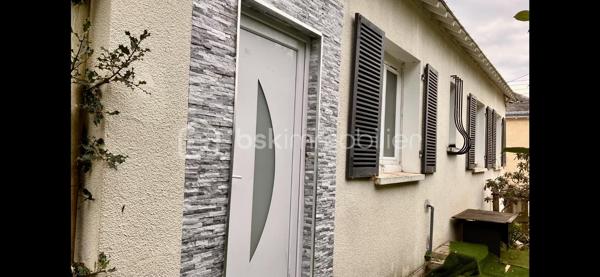 Coup de cœur assuré ! Rare en plein cœur de Chateaubriand, découvrez cette belle maison de caractère, implantée sur un magnifique terrain de 1100 m2 à deux pas de la gare, du château de Chateaubriand, des commerces, des écoles, du collège et du lycée.
✅ un bien unique qui allie qualité de vie, charme de l’ancien et excellent potentiel d’investissement.

La maison principale offre de beaux volumes avec :
 • une spacieuse pièce de vie ouverte sur une véranda lumineuse.
 • une cuisine indépendante 
 • une grande salle de bains
 • un garage 
 • des menuiseries en double vitrage
 • une toiture en ardoise 
 • un chauffage électrique.

✅ Un véritable atout : un fort potentiel locatif !!
Cette propriété offre plusieurs espaces avec des accès indépendants permettant différents projets : résidence principale avec revenus complémentaires ou investissements locatifs.
 • Appartement T2 accès indépendant actuellement loué 450 €/mois.
 • Local à usage de bureau indépendant actuellement loué 150 €/mois.

Des informations complémentaires : 
• DPE : F
• Taxe foncière : 1834 €.

✨Chateaubriand est une ville dynamique et agréable à vivre, idéalement située à proximité de grands pôles urbains : Nantes, Rennes et Laval accessibles en train en 1 heure et 1, 10 heure d’Angers.

Un prix exceptionnel pour un bien rare : 219000 €!!
✅ Cette maison représente une opportunité unique, aussi bien pour une famille à la recherche d’un cadre de vie privilégié que pour un investisseur souhaitant développer son patrimoine.

Une opportunité à découvrir rapidement !
Contactez moi pour organiser une visite.