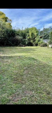 Coup de cœur assuré ! Rare en plein cœur de Chateaubriand, découvrez cette belle maison de caractère, implantée sur un magnifique terrain de 1100 m2 à deux pas de la gare, du château de Chateaubriand, des commerces, des écoles, du collège et du lycée.
✅ un bien unique qui allie qualité de vie, charme de l’ancien et excellent potentiel d’investissement.

La maison principale offre de beaux volumes avec :
 • une spacieuse pièce de vie ouverte sur une véranda lumineuse.
 • une cuisine indépendante 
 • une grande salle de bains
 • un garage 
 • des menuiseries en double vitrage
 • une toiture en ardoise 
 • un chauffage électrique.

✅ Un véritable atout : un fort potentiel locatif !!
Cette propriété offre plusieurs espaces avec des accès indépendants permettant différents projets : résidence principale avec revenus complémentaires ou investissements locatifs.
 • Appartement T2 accès indépendant actuellement loué 450 €/mois.
 • Local à usage de bureau indépendant actuellement loué 150 €/mois.

Des informations complémentaires : 
• DPE : F
• Taxe foncière : 1834 €.

✨Chateaubriand est une ville dynamique et agréable à vivre, idéalement située à proximité de grands pôles urbains : Nantes, Rennes et Laval accessibles en train en 1 heure et 1, 10 heure d’Angers.

Un prix exceptionnel pour un bien rare : 219000 €!!
✅ Cette maison représente une opportunité unique, aussi bien pour une famille à la recherche d’un cadre de vie privilégié que pour un investisseur souhaitant développer son patrimoine.

Une opportunité à découvrir rapidement !
Contactez moi pour organiser une visite.