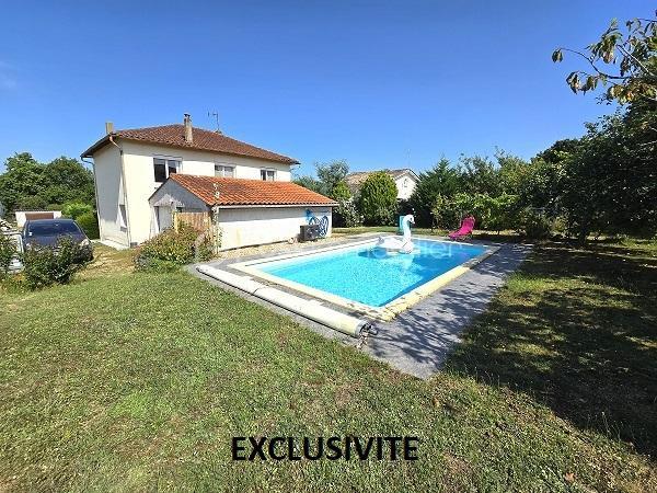 Située à 20 mn de COUTRAS, 35 mn de LIBOURNE et 50 mn de la rocade de BORDEAUX, cette maison de 120 m2, sur un terrain clôturé et arboré de 828 m2, vous séduira par ses prestations, son environnement calme, à 5 mn des commodités et des commerces. Elle est composée d'une cuisine équipée, d'un salon, d'un séjour, de 4 chambres, 2 salles d'eau, 2 WC, d'un bureau et d'un cellier. Une loggia, un garage de 38 m2 et une piscine (8X4m) chauffée avec une pompe à chaleur complètent ces prestations. Assainissement tout à l'égout. Chauffage gaz de ville. Isolation sous toiture refaite en 12/2023. Taxe foncière : 1 273 €. A voir absolument !!!