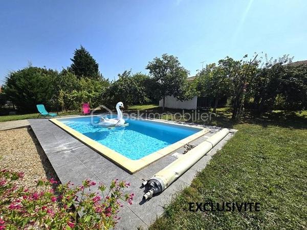 Située à 20 mn de COUTRAS, 35 mn de LIBOURNE et 50 mn de la rocade de BORDEAUX, cette maison de 120 m2, sur un terrain clôturé et arboré de 828 m2, vous séduira par ses prestations, son environnement calme, à 5 mn des commodités et des commerces. Elle est composée d'une cuisine équipée, d'un salon, d'un séjour, de 4 chambres, 2 salles d'eau, 2 WC, d'un bureau et d'un cellier. Une loggia, un garage de 38 m2 et une piscine (8X4m) chauffée avec une pompe à chaleur complètent ces prestations. Assainissement tout à l'égout. Chauffage gaz de ville. Isolation sous toiture refaite en 12/2023. Taxe foncière : 1 273 €. A voir absolument !!!
