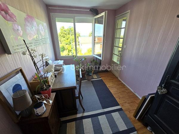 Située à 20 mn de COUTRAS, 35 mn de LIBOURNE et 50 mn de la rocade de BORDEAUX, cette maison de 120 m2, sur un terrain clôturé et arboré de 828 m2, vous séduira par ses prestations, son environnement calme, à 5 mn des commodités et des commerces. Elle est composée d'une cuisine équipée, d'un salon, d'un séjour, de 4 chambres, 2 salles d'eau, 2 WC, d'un bureau et d'un cellier. Une loggia, un garage de 38 m2 et une piscine (8X4m) chauffée avec une pompe à chaleur complètent ces prestations. Assainissement tout à l'égout. Chauffage gaz de ville. Isolation sous toiture refaite en 12/2023. Taxe foncière : 1 273 €. A voir absolument !!!