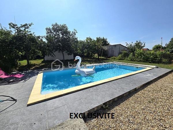 Située à 20 mn de COUTRAS, 35 mn de LIBOURNE et 50 mn de la rocade de BORDEAUX, cette maison de 120 m2, sur un terrain clôturé et arboré de 828 m2, vous séduira par ses prestations, son environnement calme, à 5 mn des commodités et des commerces. Elle est composée d'une cuisine équipée, d'un salon, d'un séjour, de 4 chambres, 2 salles d'eau, 2 WC, d'un bureau et d'un cellier. Une loggia, un garage de 38 m2 et une piscine (8X4m) chauffée avec une pompe à chaleur complètent ces prestations. Assainissement tout à l'égout. Chauffage gaz de ville. Isolation sous toiture refaite en 12/2023. Taxe foncière : 1 273 €. A voir absolument !!!