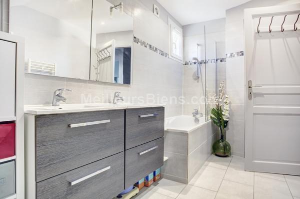 Dans une maison divisée, appartement familial 3 chambres avec terrasse et vue!