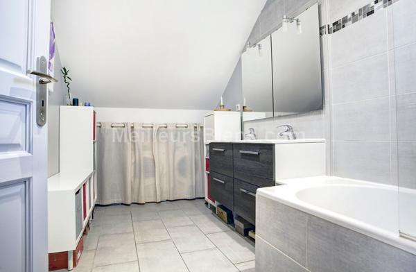 Dans une maison divisée, appartement familial 3 chambres avec terrasse et vue!