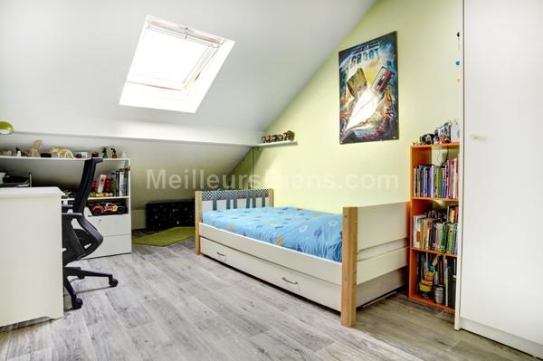 Dans une maison divisée, appartement familial 3 chambres avec terrasse et vue!