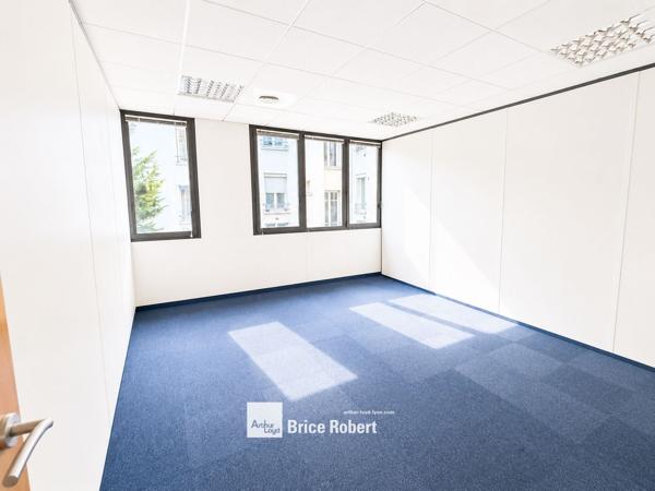 Bureaux à louer Lyon 3ème proche gare Part-Dieu dans immeuble tertiaire