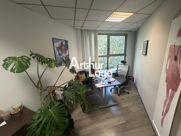 Vente bureaux cloisonnés et en rez-de-chaussée