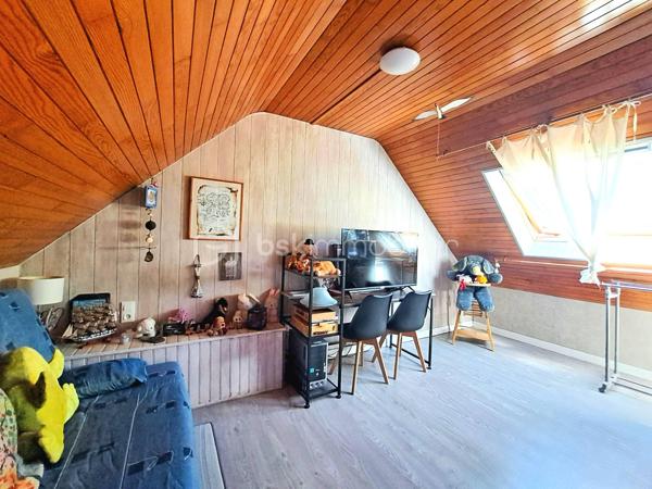 L'Essentielle
Une propriété rare, où le charme de la pierre rencontre une rénovation de grande qualité.

Vous rêvez d'une longère en pierre, entièrement rénovée, sans aucun travaux à prévoir, avec un vaste terrain permettant de tendre vers l'autonomie grâce à son potager, son verger, son puits et son poêle à bois ? L'Essentielle réunit tous ces atouts, auxquels s'ajoutent confort, économies d'énergie et qualité de vie.
Située à moins de 10 minutes de Châteauneuf-du-Faou et de toutes les commodités, elle bénéficie également d'un accès rapide aux principaux axes, permettant de rejoindre Châteaulin en 20 minutes et Quimper en 35 minutes.

Cette longère en pierre sous ardoises naturelles, exposée plein sud, développe environ 100 m² habitables.
Au rez-de-chaussée, vous découvrirez :
    • une cuisine aménagée et équipée, installée en 2024 ;
    • un salon chaleureux avec poêle à bois, ouvert sur l'espace salle à manger ;
    • une salle de bains avec baignoire et douche ;
    • un WC indépendant ;
    • une arrière-cuisine / buanderie avec une mezzanine offrant un bel espace de rangement.
À l'étage :
    • trois chambres, dont une disposant de son cabinet de toilette.

Devant la maison, une agréable terrasse offre un espace salon pour les moments de détente ainsi qu'un coin repas pouvant accueillir une grande table pour les déjeuners en famille ou entre amis.
La propriété comprend également :
    • un garage d'environ 34 m² ;
    • un puits fonctionnel ;
    • un jardin potager équipé de trois serres et d'une cuve de récupération d'eau de pluie ;
    • un verger composé de nombreux arbres fruitiers : pommiers, poiriers, kiwis, pêchers, mirabelliers...
Un véritable écrin de verdure pensé pour les amoureux de nature, de jardinage et d'autonomie d’environ 4400 m² .

Les détails techniques : 
    • Huisseries PVC double vitrage.
    • Volets bois au rez-de-chaussée.
    • Chauffage par radiateurs électriques à inertie complété par un poêle à bois.
    • VMC dans toutes les pièces d'eau.
    • Toiture et charpente refaites en 1996 : ardoises anciennes sur la façade avant et ardoises naturelles sur l'arrière, avec crochets inox.
    • Isolation des combles par 20 cm de laine de verre.
    • Assainissement individuel conforme.
    • Fibre installée.
    • Installation électrique revue.

L'Essentielle porte parfaitement son nom. Une maison pleine de caractère, parfaitement entretenue, offrant des prestations de qualité où il ne reste plus qu'à poser ses valises.
Si vous souhaitez découvrir cette propriété rare, je serai ravie de vous la présenter lors d'une visite.
