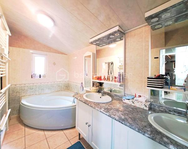 L'Essentielle
Une propriété rare, où le charme de la pierre rencontre une rénovation de grande qualité.

Vous rêvez d'une longère en pierre, entièrement rénovée, sans aucun travaux à prévoir, avec un vaste terrain permettant de tendre vers l'autonomie grâce à son potager, son verger, son puits et son poêle à bois ? L'Essentielle réunit tous ces atouts, auxquels s'ajoutent confort, économies d'énergie et qualité de vie.
Située à moins de 10 minutes de Châteauneuf-du-Faou et de toutes les commodités, elle bénéficie également d'un accès rapide aux principaux axes, permettant de rejoindre Châteaulin en 20 minutes et Quimper en 35 minutes.

Cette longère en pierre sous ardoises naturelles, exposée plein sud, développe environ 100 m² habitables.
Au rez-de-chaussée, vous découvrirez :
    • une cuisine aménagée et équipée, installée en 2024 ;
    • un salon chaleureux avec poêle à bois, ouvert sur l'espace salle à manger ;
    • une salle de bains avec baignoire et douche ;
    • un WC indépendant ;
    • une arrière-cuisine / buanderie avec une mezzanine offrant un bel espace de rangement.
À l'étage :
    • trois chambres, dont une disposant de son cabinet de toilette.

Devant la maison, une agréable terrasse offre un espace salon pour les moments de détente ainsi qu'un coin repas pouvant accueillir une grande table pour les déjeuners en famille ou entre amis.
La propriété comprend également :
    • un garage d'environ 34 m² ;
    • un puits fonctionnel ;
    • un jardin potager équipé de trois serres et d'une cuve de récupération d'eau de pluie ;
    • un verger composé de nombreux arbres fruitiers : pommiers, poiriers, kiwis, pêchers, mirabelliers...
Un véritable écrin de verdure pensé pour les amoureux de nature, de jardinage et d'autonomie d’environ 4400 m² .

Les détails techniques : 
    • Huisseries PVC double vitrage.
    • Volets bois au rez-de-chaussée.
    • Chauffage par radiateurs électriques à inertie complété par un poêle à bois.
    • VMC dans toutes les pièces d'eau.
    • Toiture et charpente refaites en 1996 : ardoises anciennes sur la façade avant et ardoises naturelles sur l'arrière, avec crochets inox.
    • Isolation des combles par 20 cm de laine de verre.
    • Assainissement individuel conforme.
    • Fibre installée.
    • Installation électrique revue.

L'Essentielle porte parfaitement son nom. Une maison pleine de caractère, parfaitement entretenue, offrant des prestations de qualité où il ne reste plus qu'à poser ses valises.
Si vous souhaitez découvrir cette propriété rare, je serai ravie de vous la présenter lors d'une visite.