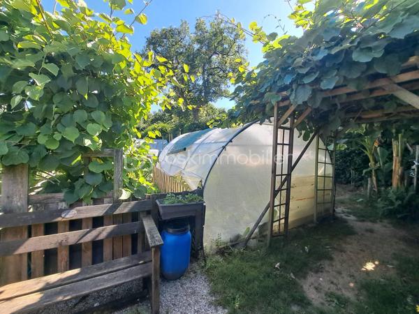L'Essentielle
Une propriété rare, où le charme de la pierre rencontre une rénovation de grande qualité.

Vous rêvez d'une longère en pierre, entièrement rénovée, sans aucun travaux à prévoir, avec un vaste terrain permettant de tendre vers l'autonomie grâce à son potager, son verger, son puits et son poêle à bois ? L'Essentielle réunit tous ces atouts, auxquels s'ajoutent confort, économies d'énergie et qualité de vie.
Située à moins de 10 minutes de Châteauneuf-du-Faou et de toutes les commodités, elle bénéficie également d'un accès rapide aux principaux axes, permettant de rejoindre Châteaulin en 20 minutes et Quimper en 35 minutes.

Cette longère en pierre sous ardoises naturelles, exposée plein sud, développe environ 100 m² habitables.
Au rez-de-chaussée, vous découvrirez :
    • une cuisine aménagée et équipée, installée en 2024 ;
    • un salon chaleureux avec poêle à bois, ouvert sur l'espace salle à manger ;
    • une salle de bains avec baignoire et douche ;
    • un WC indépendant ;
    • une arrière-cuisine / buanderie avec une mezzanine offrant un bel espace de rangement.
À l'étage :
    • trois chambres, dont une disposant de son cabinet de toilette.

Devant la maison, une agréable terrasse offre un espace salon pour les moments de détente ainsi qu'un coin repas pouvant accueillir une grande table pour les déjeuners en famille ou entre amis.
La propriété comprend également :
    • un garage d'environ 34 m² ;
    • un puits fonctionnel ;
    • un jardin potager équipé de trois serres et d'une cuve de récupération d'eau de pluie ;
    • un verger composé de nombreux arbres fruitiers : pommiers, poiriers, kiwis, pêchers, mirabelliers...
Un véritable écrin de verdure pensé pour les amoureux de nature, de jardinage et d'autonomie d’environ 4400 m² .

Les détails techniques : 
    • Huisseries PVC double vitrage.
    • Volets bois au rez-de-chaussée.
    • Chauffage par radiateurs électriques à inertie complété par un poêle à bois.
    • VMC dans toutes les pièces d'eau.
    • Toiture et charpente refaites en 1996 : ardoises anciennes sur la façade avant et ardoises naturelles sur l'arrière, avec crochets inox.
    • Isolation des combles par 20 cm de laine de verre.
    • Assainissement individuel conforme.
    • Fibre installée.
    • Installation électrique revue.

L'Essentielle porte parfaitement son nom. Une maison pleine de caractère, parfaitement entretenue, offrant des prestations de qualité où il ne reste plus qu'à poser ses valises.
Si vous souhaitez découvrir cette propriété rare, je serai ravie de vous la présenter lors d'une visite.