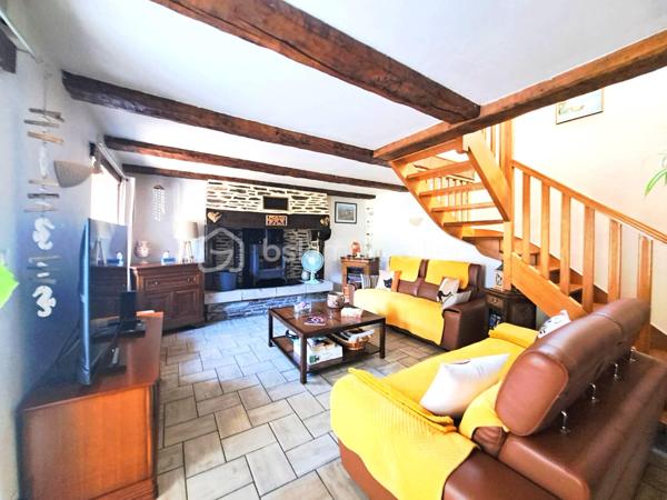 L'Essentielle
Une propriété rare, où le charme de la pierre rencontre une rénovation de grande qualité.

Vous rêvez d'une longère en pierre, entièrement rénovée, sans aucun travaux à prévoir, avec un vaste terrain permettant de tendre vers l'autonomie grâce à son potager, son verger, son puits et son poêle à bois ? L'Essentielle réunit tous ces atouts, auxquels s'ajoutent confort, économies d'énergie et qualité de vie.
Située à moins de 10 minutes de Châteauneuf-du-Faou et de toutes les commodités, elle bénéficie également d'un accès rapide aux principaux axes, permettant de rejoindre Châteaulin en 20 minutes et Quimper en 35 minutes.

Cette longère en pierre sous ardoises naturelles, exposée plein sud, développe environ 100 m² habitables.
Au rez-de-chaussée, vous découvrirez :
    • une cuisine aménagée et équipée, installée en 2024 ;
    • un salon chaleureux avec poêle à bois, ouvert sur l'espace salle à manger ;
    • une salle de bains avec baignoire et douche ;
    • un WC indépendant ;
    • une arrière-cuisine / buanderie avec une mezzanine offrant un bel espace de rangement.
À l'étage :
    • trois chambres, dont une disposant de son cabinet de toilette.

Devant la maison, une agréable terrasse offre un espace salon pour les moments de détente ainsi qu'un coin repas pouvant accueillir une grande table pour les déjeuners en famille ou entre amis.
La propriété comprend également :
    • un garage d'environ 34 m² ;
    • un puits fonctionnel ;
    • un jardin potager équipé de trois serres et d'une cuve de récupération d'eau de pluie ;
    • un verger composé de nombreux arbres fruitiers : pommiers, poiriers, kiwis, pêchers, mirabelliers...
Un véritable écrin de verdure pensé pour les amoureux de nature, de jardinage et d'autonomie d’environ 4400 m² .

Les détails techniques : 
    • Huisseries PVC double vitrage.
    • Volets bois au rez-de-chaussée.
    • Chauffage par radiateurs électriques à inertie complété par un poêle à bois.
    • VMC dans toutes les pièces d'eau.
    • Toiture et charpente refaites en 1996 : ardoises anciennes sur la façade avant et ardoises naturelles sur l'arrière, avec crochets inox.
    • Isolation des combles par 20 cm de laine de verre.
    • Assainissement individuel conforme.
    • Fibre installée.
    • Installation électrique revue.

L'Essentielle porte parfaitement son nom. Une maison pleine de caractère, parfaitement entretenue, offrant des prestations de qualité où il ne reste plus qu'à poser ses valises.
Si vous souhaitez découvrir cette propriété rare, je serai ravie de vous la présenter lors d'une visite.
