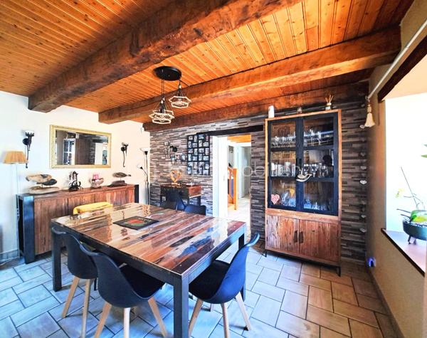 L'Essentielle
Une propriété rare, où le charme de la pierre rencontre une rénovation de grande qualité.

Vous rêvez d'une longère en pierre, entièrement rénovée, sans aucun travaux à prévoir, avec un vaste terrain permettant de tendre vers l'autonomie grâce à son potager, son verger, son puits et son poêle à bois ? L'Essentielle réunit tous ces atouts, auxquels s'ajoutent confort, économies d'énergie et qualité de vie.
Située à moins de 10 minutes de Châteauneuf-du-Faou et de toutes les commodités, elle bénéficie également d'un accès rapide aux principaux axes, permettant de rejoindre Châteaulin en 20 minutes et Quimper en 35 minutes.

Cette longère en pierre sous ardoises naturelles, exposée plein sud, développe environ 100 m² habitables.
Au rez-de-chaussée, vous découvrirez :
    • une cuisine aménagée et équipée, installée en 2024 ;
    • un salon chaleureux avec poêle à bois, ouvert sur l'espace salle à manger ;
    • une salle de bains avec baignoire et douche ;
    • un WC indépendant ;
    • une arrière-cuisine / buanderie avec une mezzanine offrant un bel espace de rangement.
À l'étage :
    • trois chambres, dont une disposant de son cabinet de toilette.

Devant la maison, une agréable terrasse offre un espace salon pour les moments de détente ainsi qu'un coin repas pouvant accueillir une grande table pour les déjeuners en famille ou entre amis.
La propriété comprend également :
    • un garage d'environ 34 m² ;
    • un puits fonctionnel ;
    • un jardin potager équipé de trois serres et d'une cuve de récupération d'eau de pluie ;
    • un verger composé de nombreux arbres fruitiers : pommiers, poiriers, kiwis, pêchers, mirabelliers...
Un véritable écrin de verdure pensé pour les amoureux de nature, de jardinage et d'autonomie d’environ 4400 m² .

Les détails techniques : 
    • Huisseries PVC double vitrage.
    • Volets bois au rez-de-chaussée.
    • Chauffage par radiateurs électriques à inertie complété par un poêle à bois.
    • VMC dans toutes les pièces d'eau.
    • Toiture et charpente refaites en 1996 : ardoises anciennes sur la façade avant et ardoises naturelles sur l'arrière, avec crochets inox.
    • Isolation des combles par 20 cm de laine de verre.
    • Assainissement individuel conforme.
    • Fibre installée.
    • Installation électrique revue.

L'Essentielle porte parfaitement son nom. Une maison pleine de caractère, parfaitement entretenue, offrant des prestations de qualité où il ne reste plus qu'à poser ses valises.
Si vous souhaitez découvrir cette propriété rare, je serai ravie de vous la présenter lors d'une visite.