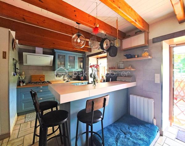 L'Essentielle
Une propriété rare, où le charme de la pierre rencontre une rénovation de grande qualité.

Vous rêvez d'une longère en pierre, entièrement rénovée, sans aucun travaux à prévoir, avec un vaste terrain permettant de tendre vers l'autonomie grâce à son potager, son verger, son puits et son poêle à bois ? L'Essentielle réunit tous ces atouts, auxquels s'ajoutent confort, économies d'énergie et qualité de vie.
Située à moins de 10 minutes de Châteauneuf-du-Faou et de toutes les commodités, elle bénéficie également d'un accès rapide aux principaux axes, permettant de rejoindre Châteaulin en 20 minutes et Quimper en 35 minutes.

Cette longère en pierre sous ardoises naturelles, exposée plein sud, développe environ 100 m² habitables.
Au rez-de-chaussée, vous découvrirez :
    • une cuisine aménagée et équipée, installée en 2024 ;
    • un salon chaleureux avec poêle à bois, ouvert sur l'espace salle à manger ;
    • une salle de bains avec baignoire et douche ;
    • un WC indépendant ;
    • une arrière-cuisine / buanderie avec une mezzanine offrant un bel espace de rangement.
À l'étage :
    • trois chambres, dont une disposant de son cabinet de toilette.

Devant la maison, une agréable terrasse offre un espace salon pour les moments de détente ainsi qu'un coin repas pouvant accueillir une grande table pour les déjeuners en famille ou entre amis.
La propriété comprend également :
    • un garage d'environ 34 m² ;
    • un puits fonctionnel ;
    • un jardin potager équipé de trois serres et d'une cuve de récupération d'eau de pluie ;
    • un verger composé de nombreux arbres fruitiers : pommiers, poiriers, kiwis, pêchers, mirabelliers...
Un véritable écrin de verdure pensé pour les amoureux de nature, de jardinage et d'autonomie d’environ 4400 m² .

Les détails techniques : 
    • Huisseries PVC double vitrage.
    • Volets bois au rez-de-chaussée.
    • Chauffage par radiateurs électriques à inertie complété par un poêle à bois.
    • VMC dans toutes les pièces d'eau.
    • Toiture et charpente refaites en 1996 : ardoises anciennes sur la façade avant et ardoises naturelles sur l'arrière, avec crochets inox.
    • Isolation des combles par 20 cm de laine de verre.
    • Assainissement individuel conforme.
    • Fibre installée.
    • Installation électrique revue.

L'Essentielle porte parfaitement son nom. Une maison pleine de caractère, parfaitement entretenue, offrant des prestations de qualité où il ne reste plus qu'à poser ses valises.
Si vous souhaitez découvrir cette propriété rare, je serai ravie de vous la présenter lors d'une visite.