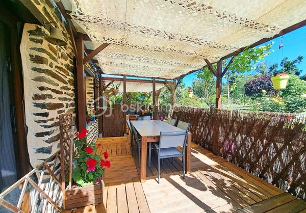 L'Essentielle
Une propriété rare, où le charme de la pierre rencontre une rénovation de grande qualité.

Vous rêvez d'une longère en pierre, entièrement rénovée, sans aucun travaux à prévoir, avec un vaste terrain permettant de tendre vers l'autonomie grâce à son potager, son verger, son puits et son poêle à bois ? L'Essentielle réunit tous ces atouts, auxquels s'ajoutent confort, économies d'énergie et qualité de vie.
Située à moins de 10 minutes de Châteauneuf-du-Faou et de toutes les commodités, elle bénéficie également d'un accès rapide aux principaux axes, permettant de rejoindre Châteaulin en 20 minutes et Quimper en 35 minutes.

Cette longère en pierre sous ardoises naturelles, exposée plein sud, développe environ 100 m² habitables.
Au rez-de-chaussée, vous découvrirez :
    • une cuisine aménagée et équipée, installée en 2024 ;
    • un salon chaleureux avec poêle à bois, ouvert sur l'espace salle à manger ;
    • une salle de bains avec baignoire et douche ;
    • un WC indépendant ;
    • une arrière-cuisine / buanderie avec une mezzanine offrant un bel espace de rangement.
À l'étage :
    • trois chambres, dont une disposant de son cabinet de toilette.

Devant la maison, une agréable terrasse offre un espace salon pour les moments de détente ainsi qu'un coin repas pouvant accueillir une grande table pour les déjeuners en famille ou entre amis.
La propriété comprend également :
    • un garage d'environ 34 m² ;
    • un puits fonctionnel ;
    • un jardin potager équipé de trois serres et d'une cuve de récupération d'eau de pluie ;
    • un verger composé de nombreux arbres fruitiers : pommiers, poiriers, kiwis, pêchers, mirabelliers...
Un véritable écrin de verdure pensé pour les amoureux de nature, de jardinage et d'autonomie d’environ 4400 m² .

Les détails techniques : 
    • Huisseries PVC double vitrage.
    • Volets bois au rez-de-chaussée.
    • Chauffage par radiateurs électriques à inertie complété par un poêle à bois.
    • VMC dans toutes les pièces d'eau.
    • Toiture et charpente refaites en 1996 : ardoises anciennes sur la façade avant et ardoises naturelles sur l'arrière, avec crochets inox.
    • Isolation des combles par 20 cm de laine de verre.
    • Assainissement individuel conforme.
    • Fibre installée.
    • Installation électrique revue.

L'Essentielle porte parfaitement son nom. Une maison pleine de caractère, parfaitement entretenue, offrant des prestations de qualité où il ne reste plus qu'à poser ses valises.
Si vous souhaitez découvrir cette propriété rare, je serai ravie de vous la présenter lors d'une visite.