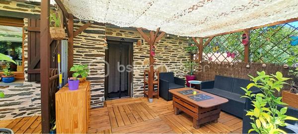 L'Essentielle
Une propriété rare, où le charme de la pierre rencontre une rénovation de grande qualité.

Vous rêvez d'une longère en pierre, entièrement rénovée, sans aucun travaux à prévoir, avec un vaste terrain permettant de tendre vers l'autonomie grâce à son potager, son verger, son puits et son poêle à bois ? L'Essentielle réunit tous ces atouts, auxquels s'ajoutent confort, économies d'énergie et qualité de vie.
Située à moins de 10 minutes de Châteauneuf-du-Faou et de toutes les commodités, elle bénéficie également d'un accès rapide aux principaux axes, permettant de rejoindre Châteaulin en 20 minutes et Quimper en 35 minutes.

Cette longère en pierre sous ardoises naturelles, exposée plein sud, développe environ 100 m² habitables.
Au rez-de-chaussée, vous découvrirez :
    • une cuisine aménagée et équipée, installée en 2024 ;
    • un salon chaleureux avec poêle à bois, ouvert sur l'espace salle à manger ;
    • une salle de bains avec baignoire et douche ;
    • un WC indépendant ;
    • une arrière-cuisine / buanderie avec une mezzanine offrant un bel espace de rangement.
À l'étage :
    • trois chambres, dont une disposant de son cabinet de toilette.

Devant la maison, une agréable terrasse offre un espace salon pour les moments de détente ainsi qu'un coin repas pouvant accueillir une grande table pour les déjeuners en famille ou entre amis.
La propriété comprend également :
    • un garage d'environ 34 m² ;
    • un puits fonctionnel ;
    • un jardin potager équipé de trois serres et d'une cuve de récupération d'eau de pluie ;
    • un verger composé de nombreux arbres fruitiers : pommiers, poiriers, kiwis, pêchers, mirabelliers...
Un véritable écrin de verdure pensé pour les amoureux de nature, de jardinage et d'autonomie d’environ 4400 m² .

Les détails techniques : 
    • Huisseries PVC double vitrage.
    • Volets bois au rez-de-chaussée.
    • Chauffage par radiateurs électriques à inertie complété par un poêle à bois.
    • VMC dans toutes les pièces d'eau.
    • Toiture et charpente refaites en 1996 : ardoises anciennes sur la façade avant et ardoises naturelles sur l'arrière, avec crochets inox.
    • Isolation des combles par 20 cm de laine de verre.
    • Assainissement individuel conforme.
    • Fibre installée.
    • Installation électrique revue.

L'Essentielle porte parfaitement son nom. Une maison pleine de caractère, parfaitement entretenue, offrant des prestations de qualité où il ne reste plus qu'à poser ses valises.
Si vous souhaitez découvrir cette propriété rare, je serai ravie de vous la présenter lors d'une visite.