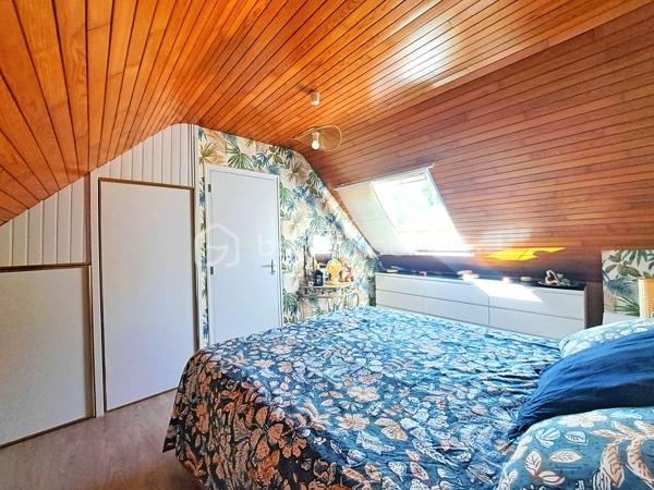 L'Essentielle
Une propriété rare, où le charme de la pierre rencontre une rénovation de grande qualité.

Vous rêvez d'une longère en pierre, entièrement rénovée, sans aucun travaux à prévoir, avec un vaste terrain permettant de tendre vers l'autonomie grâce à son potager, son verger, son puits et son poêle à bois ? L'Essentielle réunit tous ces atouts, auxquels s'ajoutent confort, économies d'énergie et qualité de vie.
Située à moins de 10 minutes de Châteauneuf-du-Faou et de toutes les commodités, elle bénéficie également d'un accès rapide aux principaux axes, permettant de rejoindre Châteaulin en 20 minutes et Quimper en 35 minutes.

Cette longère en pierre sous ardoises naturelles, exposée plein sud, développe environ 100 m² habitables.
Au rez-de-chaussée, vous découvrirez :
    • une cuisine aménagée et équipée, installée en 2024 ;
    • un salon chaleureux avec poêle à bois, ouvert sur l'espace salle à manger ;
    • une salle de bains avec baignoire et douche ;
    • un WC indépendant ;
    • une arrière-cuisine / buanderie avec une mezzanine offrant un bel espace de rangement.
À l'étage :
    • trois chambres, dont une disposant de son cabinet de toilette.

Devant la maison, une agréable terrasse offre un espace salon pour les moments de détente ainsi qu'un coin repas pouvant accueillir une grande table pour les déjeuners en famille ou entre amis.
La propriété comprend également :
    • un garage d'environ 34 m² ;
    • un puits fonctionnel ;
    • un jardin potager équipé de trois serres et d'une cuve de récupération d'eau de pluie ;
    • un verger composé de nombreux arbres fruitiers : pommiers, poiriers, kiwis, pêchers, mirabelliers...
Un véritable écrin de verdure pensé pour les amoureux de nature, de jardinage et d'autonomie d’environ 4400 m² .

Les détails techniques : 
    • Huisseries PVC double vitrage.
    • Volets bois au rez-de-chaussée.
    • Chauffage par radiateurs électriques à inertie complété par un poêle à bois.
    • VMC dans toutes les pièces d'eau.
    • Toiture et charpente refaites en 1996 : ardoises anciennes sur la façade avant et ardoises naturelles sur l'arrière, avec crochets inox.
    • Isolation des combles par 20 cm de laine de verre.
    • Assainissement individuel conforme.
    • Fibre installée.
    • Installation électrique revue.

L'Essentielle porte parfaitement son nom. Une maison pleine de caractère, parfaitement entretenue, offrant des prestations de qualité où il ne reste plus qu'à poser ses valises.
Si vous souhaitez découvrir cette propriété rare, je serai ravie de vous la présenter lors d'une visite.