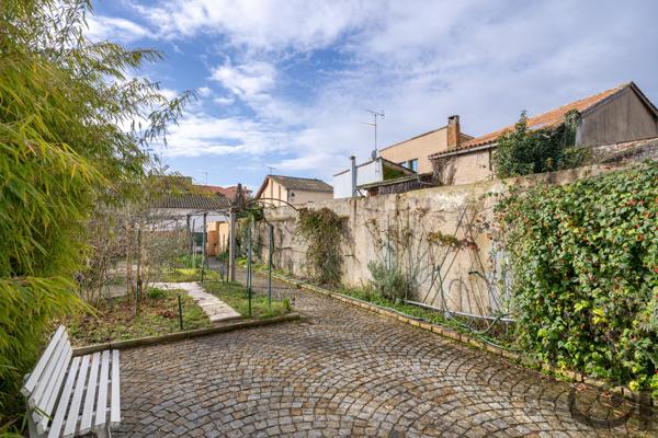 Maison de ville proche de tous commerces à Sainte-Livrade-sur-Lot (47)