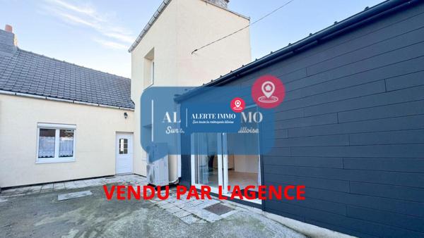 Maison semi-individuelle de type semi plain pied de 113,94 m2, 2 ch + 2 coins nuits, cour intérieur, jardin et 2 places de stationnements intérieur