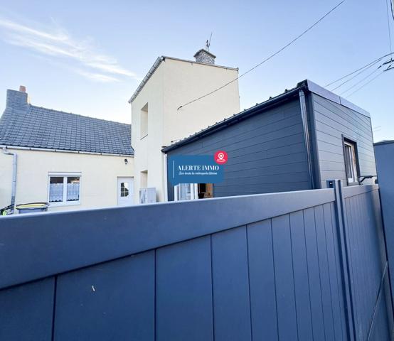 Maison semi-individuelle de type semi plain pied de 113,94 m2, 2 ch + 2 coins nuits, cour intérieur, jardin et 2 places de stationnements intérieur