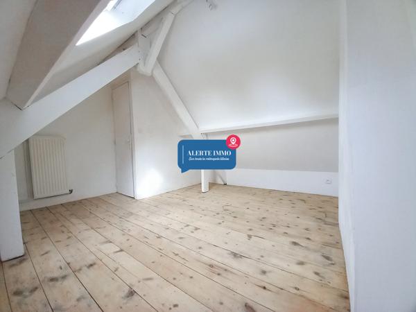 Maison semi-individuelle de type semi plain pied de 113,94 m2, 2 ch + 2 coins nuits, cour intérieur, jardin et 2 places de stationnements intérieur