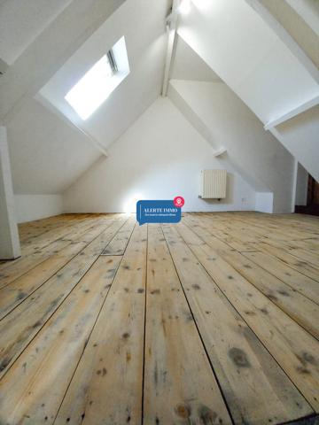 Maison semi-individuelle de type semi plain pied de 113,94 m2, 2 ch + 2 coins nuits, cour intérieur, jardin et 2 places de stationnements intérieur
