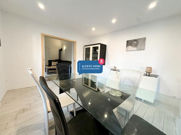 Maison semi-individuelle de type semi plain pied de 113,94 m2, 2 ch + 2 coins nuits, cour intérieur, jardin et 2 places de stationnements intérieur