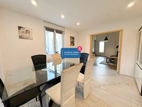 Maison semi-individuelle de type semi plain pied de 113,94 m2, 2 ch + 2 coins nuits, cour intérieur, jardin et 2 places de stationnements intérieur
