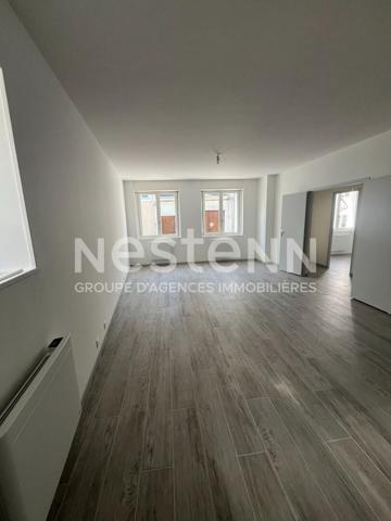 Grande maison de bourg rénovée 4 chambres sans terrain à  Yvré le Polin