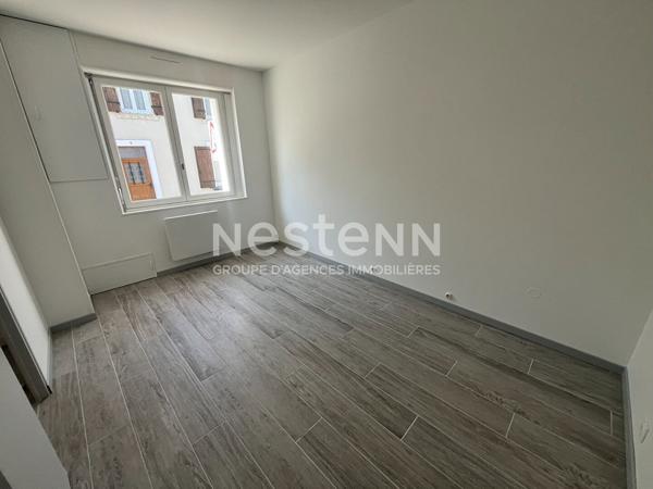 Grande maison de bourg rénovée 4 chambres sans terrain à  Yvré le Polin
