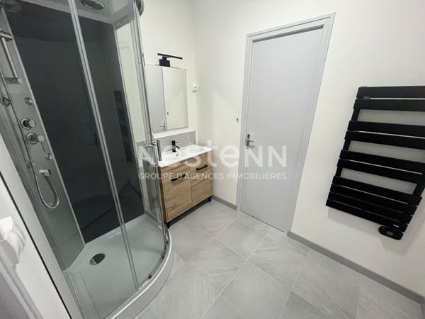 Grande maison de bourg rénovée 4 chambres sans terrain à  Yvré le Polin