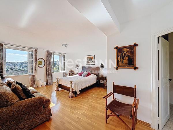 MAISON Grasse 9 pièce(s) 500 m2, 16000 m2 de terrain, au calme absolu, maison annexe,