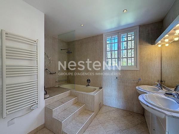 MAISON Grasse 9 pièce(s) 500 m2, 16000 m2 de terrain, au calme absolu, maison annexe,