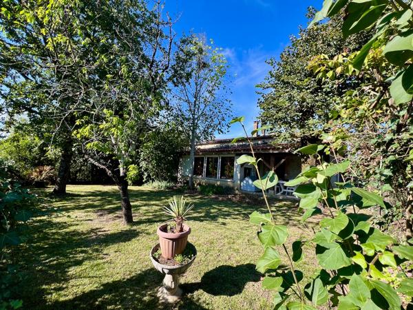 Belle opportunité dans la campagne de Villeneuve sur Lot : fermette à rénover d'environ 72m2 avec dépendances (grange attenante, séchoir à tabac et atelier) avec un terrain de 4,8 hectares ! Vous cherchez un grand terrain en campagne, proche des commodité , Villeneuve sur lot