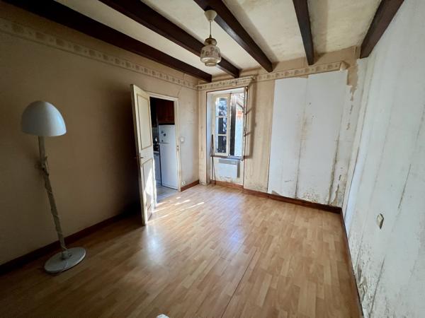 Belle opportunité dans la campagne de Villeneuve sur Lot : fermette à rénover d'environ 72m2 avec dépendances (grange attenante, séchoir à tabac et atelier) avec un terrain de 4,8 hectares ! Vous cherchez un grand terrain en campagne, proche des commodité , Villeneuve sur lot