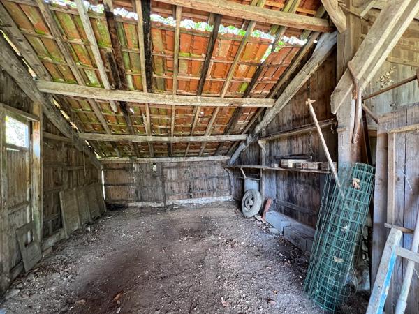 Belle opportunité dans la campagne de Villeneuve sur Lot : fermette à rénover d'environ 72m2 avec dépendances (grange attenante, séchoir à tabac et atelier) avec un terrain de 4,8 hectares ! Vous cherchez un grand terrain en campagne, proche des commodité , Villeneuve sur lot