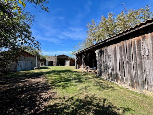 Belle opportunité dans la campagne de Villeneuve sur Lot : fermette à rénover d'environ 72m2 avec dépendances (grange attenante, séchoir à tabac et atelier) avec un terrain de 4,8 hectares ! Vous cherchez un grand terrain en campagne, proche des commodité , Villeneuve sur lot