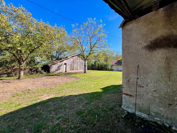 Belle opportunité dans la campagne de Villeneuve sur Lot : fermette à rénover d'environ 72m2 avec dépendances (grange attenante, séchoir à tabac et atelier) avec un terrain de 4,8 hectares ! Vous cherchez un grand terrain en campagne, proche des commodité , Villeneuve sur lot