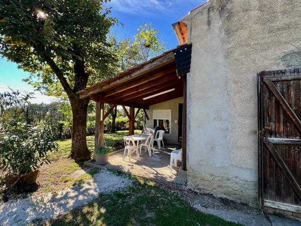 Belle opportunité dans la campagne de Villeneuve sur Lot : fermette à rénover d'environ 72m2 avec dépendances (grange attenante, séchoir à tabac et atelier) avec un terrain de 4,8 hectares ! Vous cherchez un grand terrain en campagne, proche des commodité , Villeneuve sur lot