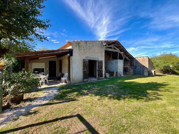 Belle opportunité dans la campagne de Villeneuve sur Lot : fermette à rénover d'environ 72m2 avec dépendances (grange attenante, séchoir à tabac et atelier) avec un terrain de 4,8 hectares ! Vous cherchez un grand terrain en campagne, proche des commodité , Villeneuve sur lot