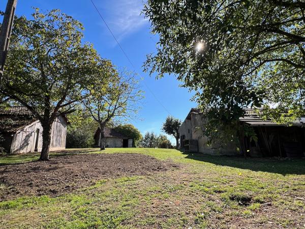 Belle opportunité dans la campagne de Villeneuve sur Lot : fermette à rénover d'environ 72m2 avec dépendances (grange attenante, séchoir à tabac et atelier) avec un terrain de 4,8 hectares ! Vous cherchez un grand terrain en campagne, proche des commodité , Villeneuve sur lot